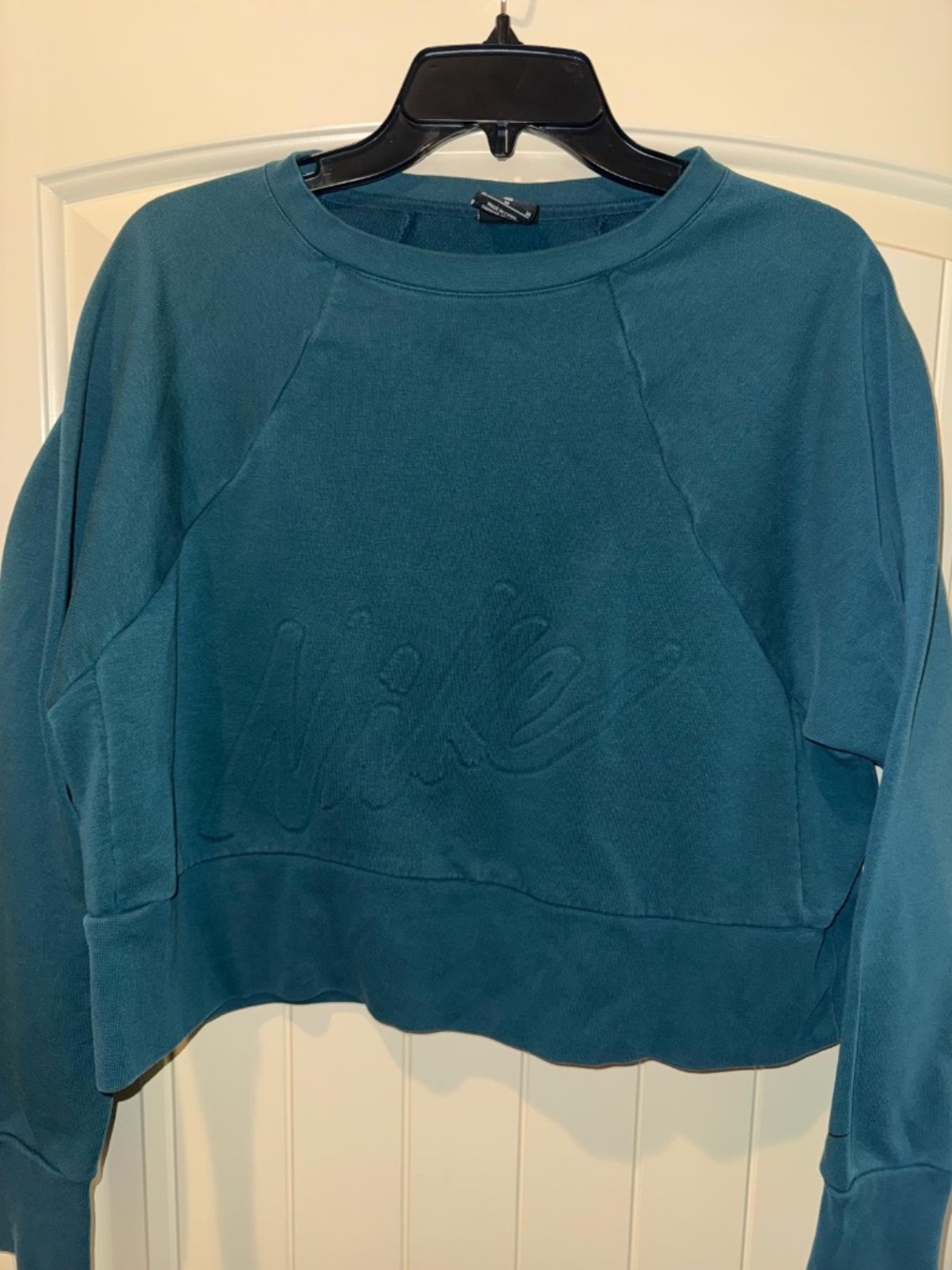 Nike Crop Sweatshirt Women Medium M Green Dri-Fit Pullover Long Sleeve Embossed
